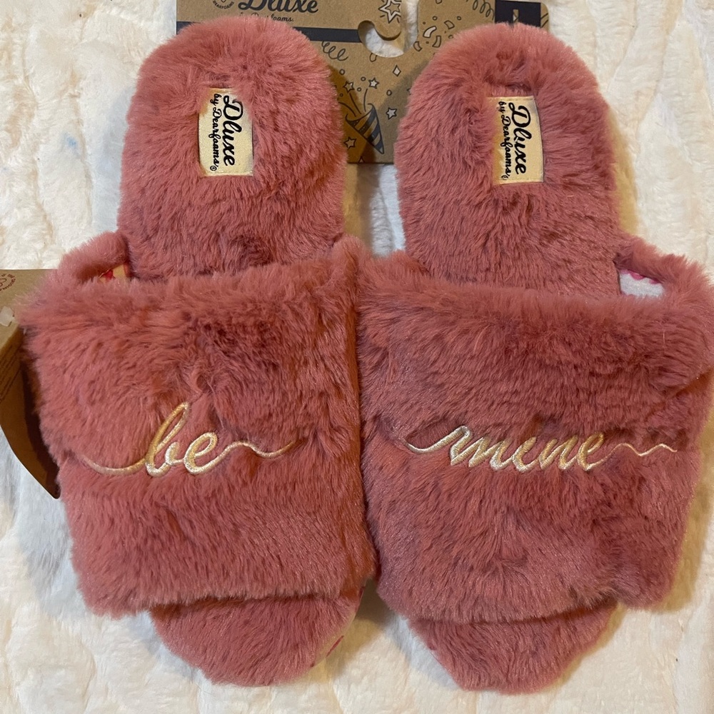 D luxe by Dearfoams Memory Foam Slippers